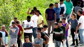 STREAM OF MIGRANTS ENTER TEXAS BEFORE TITLE 42 EXPIRATION.