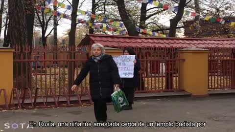 En Rusia, una niña fue arrestada cerca de un templo budista por un cartel contra la guerra