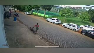 Homem furta bicicleta e é perseguido por mais de 30 militares