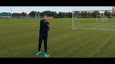 BICYCLE KICK TUTORIAL | Master these football skills