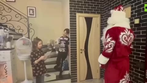 Отец из зоны СВО возвращается домой, в Москву, — поздравить дочь в костюме Деда Мороза