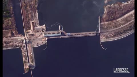 Il ponte di Kherson distrutto, le immagini satellitari