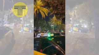 Decenas de taxis bloqueados por una calle anegada en la Barceloneta