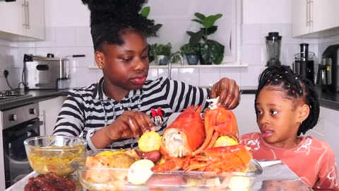 ANNOYING MY BABY SISTER WITH The KYLIE LIP PRANK NEVER AGAIN!! 😱 ft SEAFOOD BOIL MUKBANG