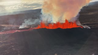 A-GLOW-HA: Mesmerising Footage Shows Hawaiian Volcano's Awesome Lava Spill