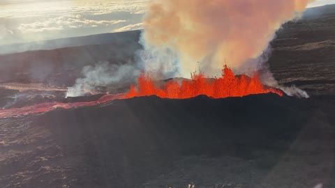 A-GLOW-HA: Mesmerising Footage Shows Hawaiian Volcano's Awesome Lava Spill