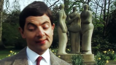 Catching a Thief in the Park | Mr Bean Funny Clips | Classic Mr Bean