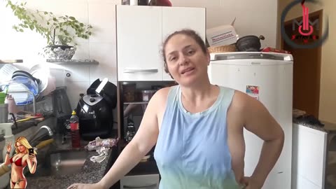 chubby mommy in kitchen / cooking mom / foods / sleeveless / beautiful mommy
