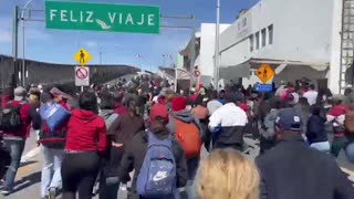 Current scene in El Paso as migrants storm the U.S. / Mexico border