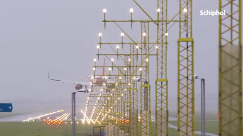 Vliegtuigen trotseren storm Corrie op Schiphol