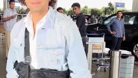 Sonu Nigam in his Cool Avatar Spotted At Airport