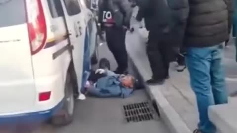 CCP plainclothes police blatantly kidnap good citizens on the street