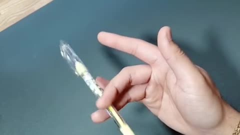 Learn a beginner pen spinning trick