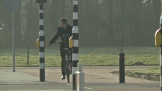 Vibrating bicycle senses traffic