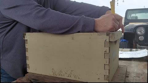 Making double 4 frame mating nucleus hive boxes