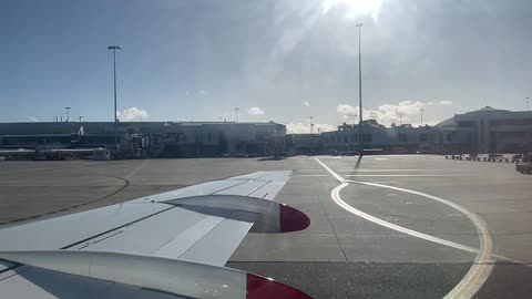 Perth Qantaslink Fokker 100 pushback