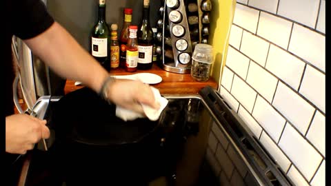 HOW TO EASILY CLEAN CAST IRON SKILLETS !