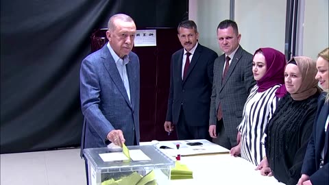 Erdogan and Kilicdaroglu cast votes in Turkey