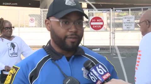 Hartford police officer teaches crew double dutch