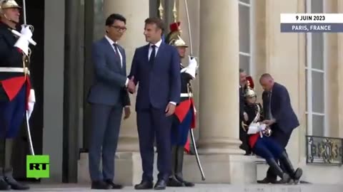 👀 French Palace guard collapses 'SADS' style in front of Macron...