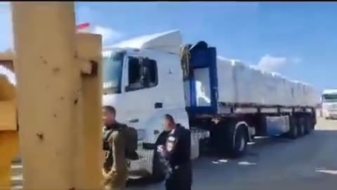ISRAELI SETTLERS BUSY PREVENTING UN AID TO PASS THROUGH AT BORDER