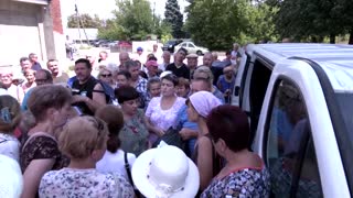 Kramatorsk residents queue for food parcels