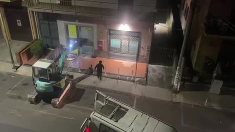 🔴 Italy - An excavator and a van \ in 2 minutes took away the entire Postamat counter.