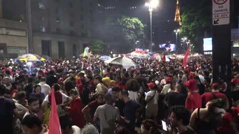 Brazil: supporters celebrate as Lula holds narrow leads | AFP