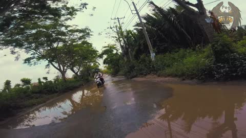 [Saigon street] In the heart of Saigon, travel to the countryside. BAD ROAD