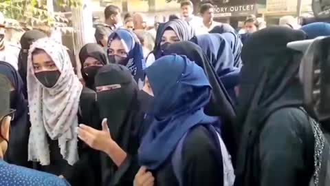 Hijabi Students pleading with principal to enter the class in Karnataka, India