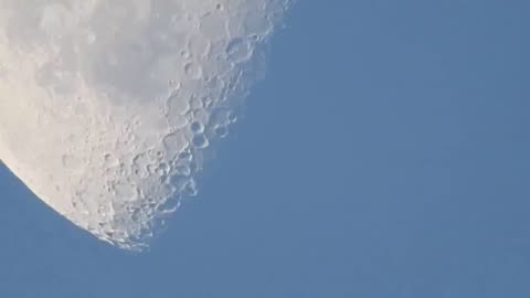 Object in geosynchronous orbit of the moon. Sept 12 17.