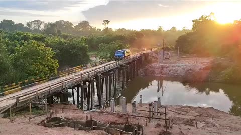 VÍDEO: Caminhão pendurado após ponte ceder no Pará