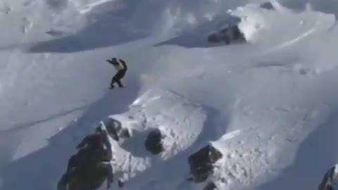 In the Pyrenees, a snowboarder staged an avalanche race😱