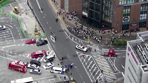 Moment Shinzo Abe is shot while delivering speech