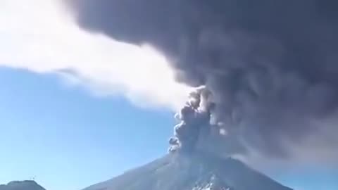 Erupción extremadamente fuerte en el volcán Popocatépetl