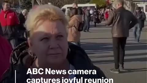 James Longman encounters special moment while interviewing activist in Kherson l ABC News