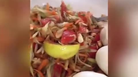 How to make Som Tum-Thai Green Papaya Salad_