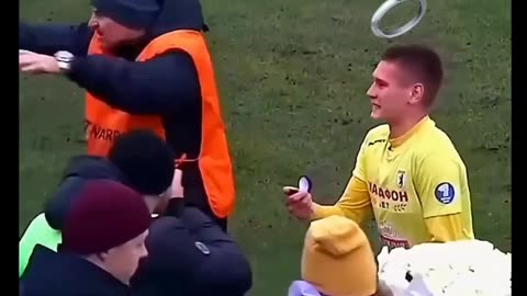 Footballer prapose to girl in ground