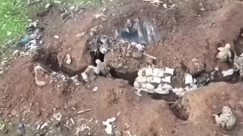 Ukraine war combat footage : the last standing Russian soldier hiding inside the trench ☠️💥
