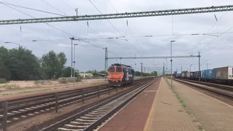 TRAIN HUNGARY Sulzer dízelmozdony halad át gép menetben Gyomán
