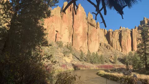 Central Oregon – Smith Rock State Park – River & Canyon Perspective – 4K