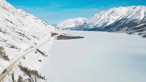 hypnotizing video of a snowy highway near Alaska