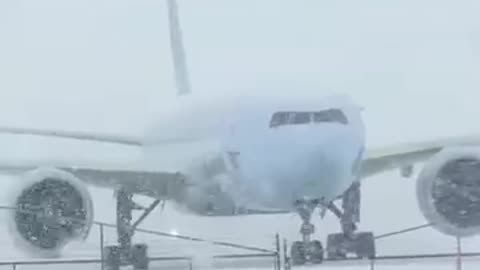 S7_Does_NOT_Like_The_Snow😂_#aviation_#meme_#funny_#short_#cute_#snow_#canada(360p)