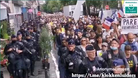 Politie in Frankrijk sluit zich aan bij manifestatie tegen COVID-maatregelen
