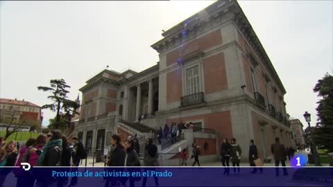 ACTIVISTAS SE PEGAN a los marcos de los cuadros de 'LAS MAJAS' de Goya en el Museo del Prado