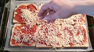 Pizza toast made in 5 minutes.