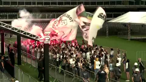 Young Santos fans chant for Pele at his wake