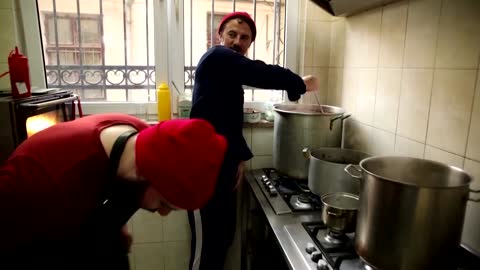 Celebrity chef serves up free meals in Lviv