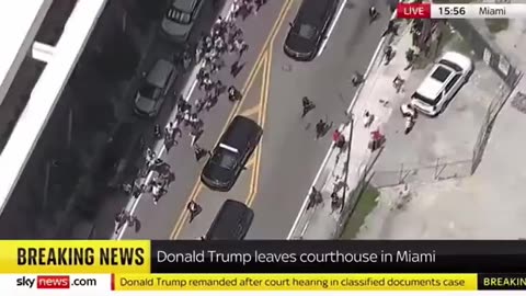 Anti-Trump protestor jumps in front of the motorcade and gets bum rushed by secret service🍿🍿🍿