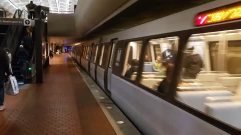 6000 Series Red Line train leaving Farragut North